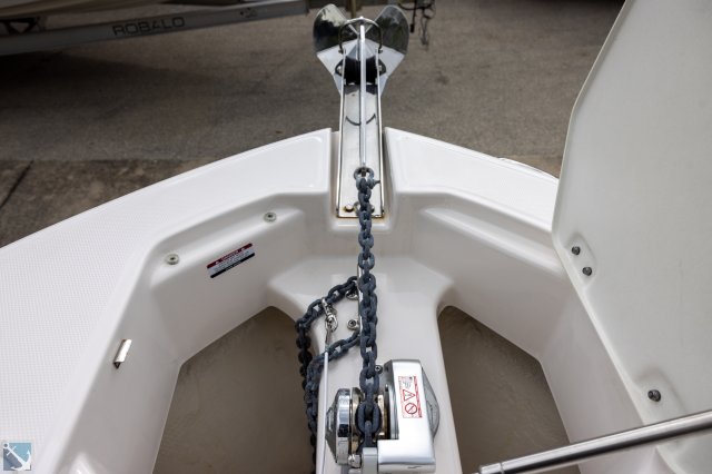 Used 2022 Robalo R247 DC for sale